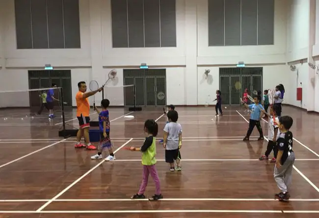 teach kids to play badminton